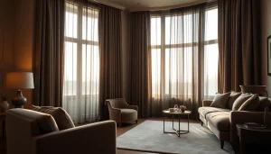 Verduisterende gordijnen geven een elegante uitstraling aan de woonkamer met sfeervolle verlichting.